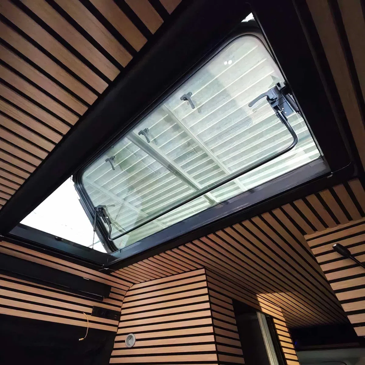 SwissOutdoor Dachfenster XL – Panorama-Glasdach für Wohnmobile, 120x60 cm mit Verdunkelung & Fliegenschutz * Luxus * Panoramadach * Camper * Campervan