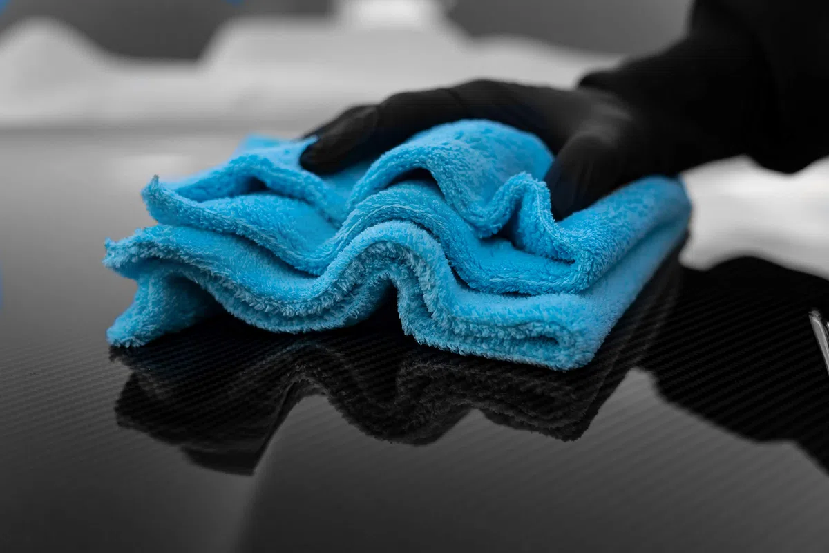 Detailmate Einsteiger Auto Politur Set - Menzerna Medium Cut Politur One-Step-Polish 3 in 1 + Garage Freaks Applikations Schwamm Polierpuk + Mikrofaser Poliertuch langflorig